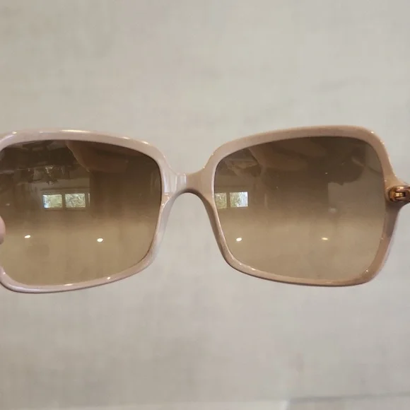 Designer Burberry Sunglasses with Case - Picture 6 of 7